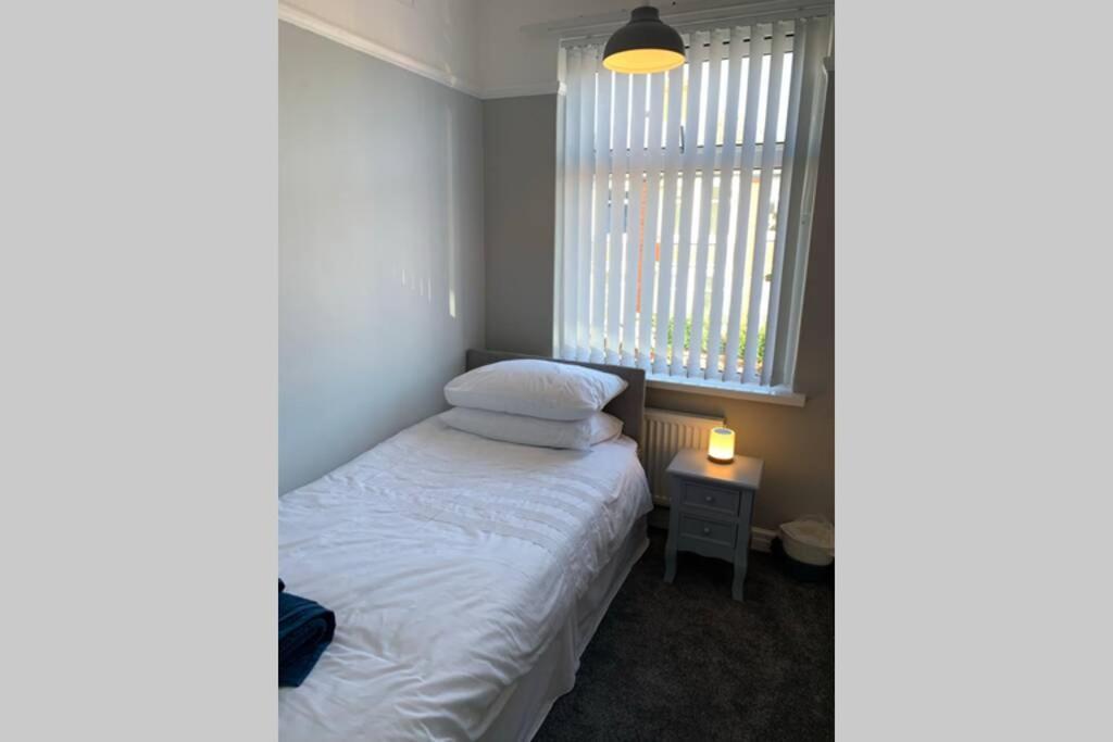 Modern Fully Refurbished 3 Bedroom Home ブラックプール エクステリア 写真