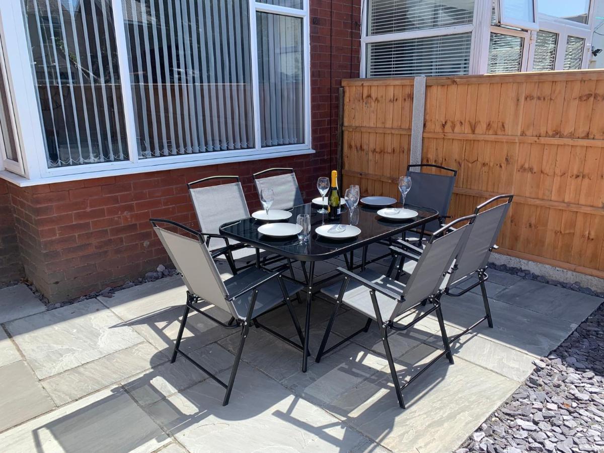 Modern Fully Refurbished 3 Bedroom Home ブラックプール エクステリア 写真